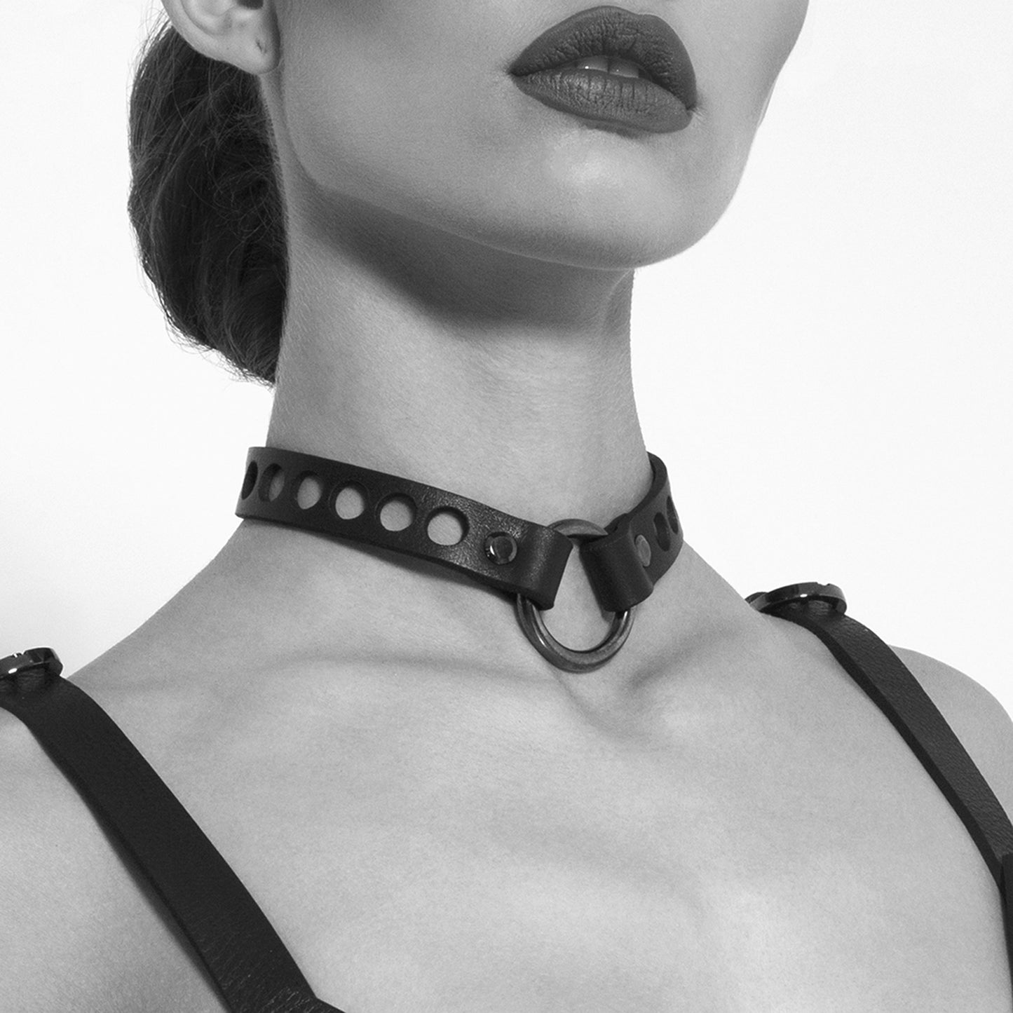 0770 Flavienne leather ring choker