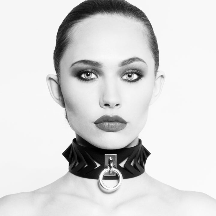 0770 Brigitte leather ring choker collar